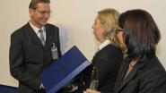 Ewa Kossak (Mitte), Vize-Wirtschaftsministerin von Polen, überreicht Roland Dörner, Leiter Non Automotive von Hella, die Auszeichnung für das 