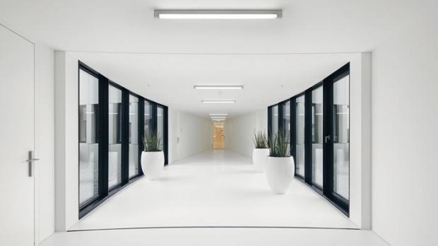 In Nebenbereichen und Fluren des Leica Gebäudekomplexes erleichtern die Anbauleuchten LINARIA  die Orientierung im Raum. Foto: Zumtobel