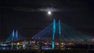 Die „Tilikum Crossing, Bridge of the People“ überbrückt den Fluss Willamette in Portland mit spektakulärem Lichtspiel. Foto: © 2014 Bruce Forster Photography / ETC