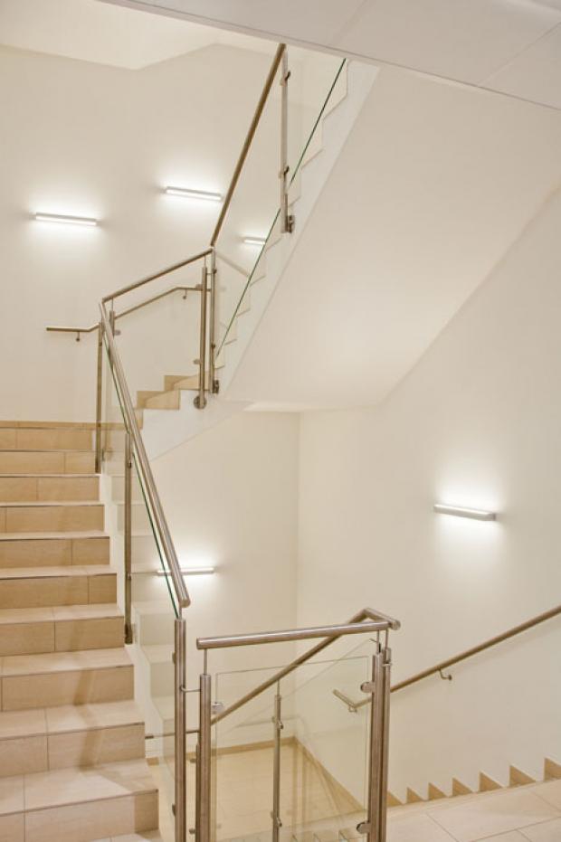 Effiziente Treppenhaus-Beleuchtung garantieren Wandleuchten aus der alvia LED-Produktfamilie von Regiolux. Foto: Hermann Kaufmann für Regiolux 
