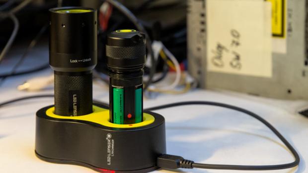 Portables LED-Licht von Ledlenser: I7R Taschenlampe mit Ladestation