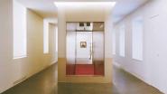 Die rote Kaskadentreppe, durch die Lichtvoute besonders in Szene gesetzt, lockt die Besucher ins Obergeschoss.|Foto: Werner Huthmacher für Regiolux