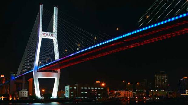 Brücken in Shanghai in neuem Licht