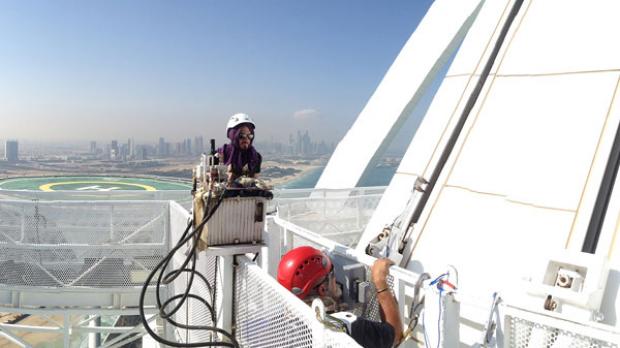 Burj Al Arab setzte auf den Full-Service von A&O Technology, die die Umrüstung in schwindelerregender Höhe umsetzten. Foto: © A&O Technology
