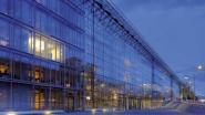 Bei Nacht erlaubt die 170 Meter lange Fassade aus Isolierglas Einblicke in das neue EIB Gebäude.