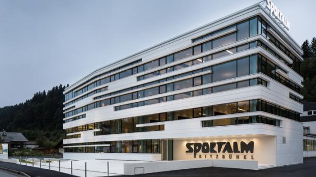 Weiße, horizontal umlaufende Fassadenbänder strukturieren den neuen Firmensitz von Sportalm Kitzbühel. Foto: Hanno Mackowitz