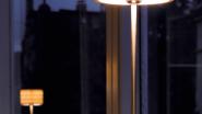 Die bei Hering Berlin handwerklich hergestellten Porzellan-Schirme der Leuchtenfamilie Tjao sind – mit einem Durchmesser von 12 und einer Höhe von 8 Zentimetern – ausgesprochen klein. Als Tischleuchte stehen sie stabil auf einem flachen Edelstahl-Sockel von 13 Zentimetern Durchmesser.