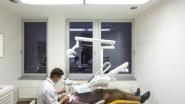 Während der Behandlung erhöht der Zahnarzt einfach per Knopfdruck die Helligkeit. Die hochwertige Mikroprismen-Strukturoptik sorgt für eine gleichmäßig Ausleuchtung des Arbeitsbereichs. Und vermeidet Blendungen. 