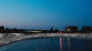 Ein unendlich erscheinendes Muster aus Licht an der Uferpromenade des Duisburger Innenhafens – die mit 350 Metern bislang größte Arbeit von Peter Kogler war Teil des internationalen Lichtkunstfestivals „Twilight Zone“.