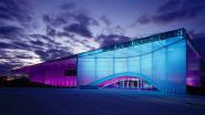 Das Dornier Museum in Friedrichshafen wird mit innovativen LED-Leuchten und einer DMX Steuerung von Space Cannon bei Nacht attraktiv beleuchtet. Die Inszenierung des Farbverlaufes wurde vom renommierten Lichtkünstler James Turrell komponiert.