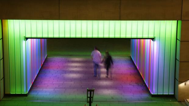 Farbenfrohe Unterführung: LED-Lichtwand von Hess