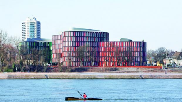 Farbenfroh und energieeffizient - Berker TS Sensor steuert Cologne Oval Offices
