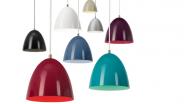 Die dekorative Pendelleuchte Luxo Eas LED zeichnet sich durch ihren langgestreckten und ellipsenförmigen Leuchtenschirm aus.