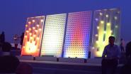 Lichtideen von Artemide: Die Installation aus weißen strukturierten Oberflächen und farbiger LED-Beleuchtung sorgt für Licht-Stimmungen auf der Museums-Terrrasse.