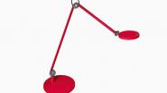 Die mit dem German Design Award ausgezeichnete Arbeitsplatzleuchte Para.mi lässt sich nach Wunsch kombinieren. Hier in knalligem rot, mit rundem Leuchtenkopf und -fuß sowie doppelt verstellbarem Arm.