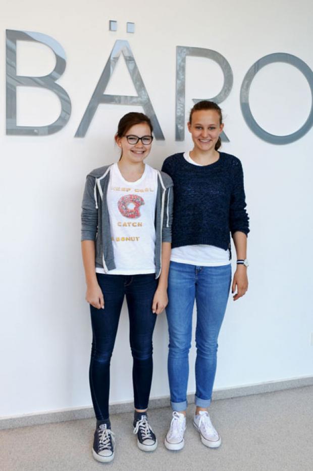 Viktoria Kossmann und Leonie Rücker vom Kölner Irmgardis-Gymnasium konnten die unterschiedlichsten Bereiche des Leuchtenunternehmens BÄRO kennenlernen.