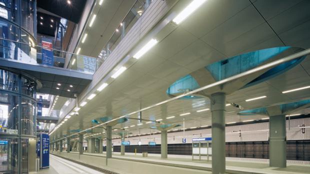 Norka-Leuchten finden sich u.a. auf Bahnhöfen, in Schwimmbädern, Hafenanlagen, Parkhäusern, Produktionshallen, Logistikunternehmen und Kühlhäusern. Abb: Hauptbahnhof Berlin