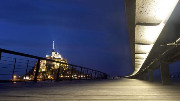 Die neue Fußgängerbrücke, die den Mont-Saint-Michel mit dem Festland verbindet, wurde mit einer LED-Beleuchtung ausgestattet. Foto LEC-Lyon
