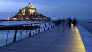 Die neue Fußgängerbrücke, die den Mont-Saint-Michel mit dem Festland verbindet, wurde mit einer LED-Beleuchtung ausgestattet. Foto LEC-Lyon