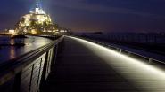 Die neue Fußgängerbrücke, die den Mont-Saint-Michel mit dem Festland verbindet, wurde mit einer LED-Beleuchtung ausgestattet. Foto LEC-Lyon