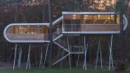 "The Treehouse", ein futuristisch anmutendes Baumhaus aus Holz und Glas, durchgängig illuminiert mit Nimbus LED-Leuchten. (Foto: baumraum)