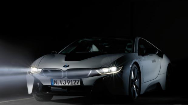 BMW zeigte auf Laser-LEDs basierende Frontscheinwerfer, die in der Lage sind, den Weg des Wagens noch genauer und weiter zu beleuchten, ohne andere Verkehrsteilnehmer zu beeinträchtigen.
