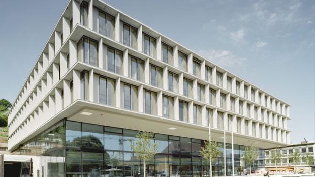 Passt zu Stuttgart: Die Fassade des IHK-Neubaus besteht aus Muschelkalk, einem regionalen Baustein. Foto: Brigida González