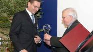 Roland Dörner, Leiter des Bereichs Non Automotive bei Hella, erhält den Preis für das 