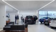 Die Beleuchtung des BMW Autohauses unterlag strengen Gestaltungsvorgaben. Hier die Inszenierung der Neuwagenübergabe mit einem Lichtrahmen aus SLOTLIGHT II Eckverbindern. Foto: Zumtobel