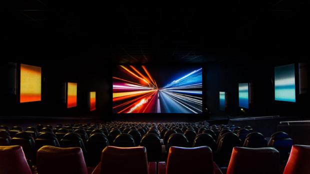 Das LightVibes-System spielt Lichtanimationen auf die Seitenwände des Kinosaals.