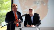 Michael Kramer (Geschäftsführer von LED Linear) und Bodo Wiegand-Hoffmeister (Rektor der Hochschule Wismar) unterzeichnen feierlich den Vertrag.