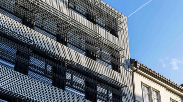 Die perforierte Fassade der Wirtschaftskammer Innsbruck prägt die neu gestaltete Wilhelm-Greil-Straße. Foto: AV-Media 
