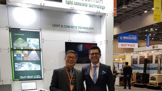 Brian Lee und LCT-Geschäftsführer Dieter Christandl auf der Korea Build
