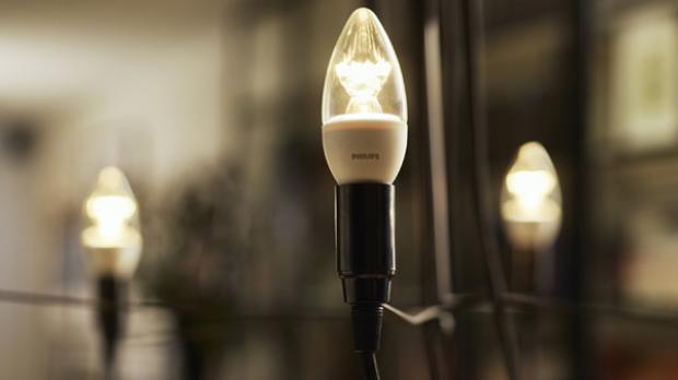 Philips LED-Lampe WarmGlow Kerzenlampe soll herkömmliche 40-W-Glühlampen mit E14-Sockel adäquat ersetzen können. Eigenschaften: 2700 Kelvin, 6 W, 470 Lumen, dimmbar, warmweiß Foto: Philips