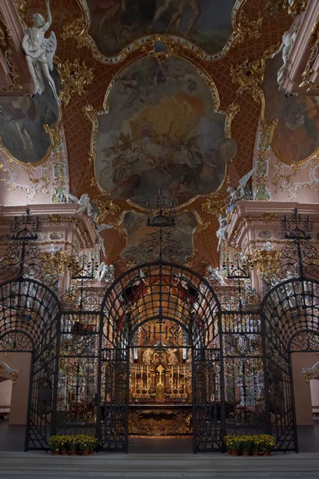 Die Beleuchtung am Altar der Klosterkirche Einsiedeln.