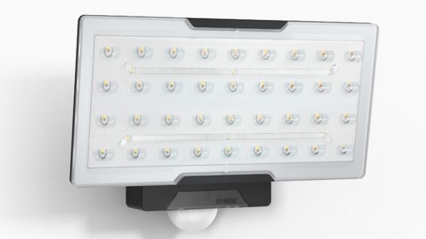 LED-Sensor-Strahler von Steinel mit flächiger Ausleuchtung