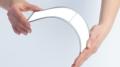 Biegsames Licht: Das äußerst flache, flexible Tridonic OLED-Lichtmodul soll ab 2015 lieferbar sein und vollkommen neue Gestaltungsmöglichkeiten bieten. Foto: Tridonic