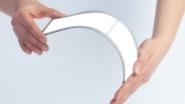 Biegsames Licht: Das äußerst flache, flexible Tridonic OLED-Lichtmodul soll ab 2015 lieferbar sein und vollkommen neue Gestaltungsmöglichkeiten bieten. Foto: Tridonic