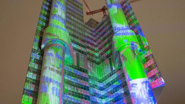 Die Lichtinstallation »Green Building« des Künstlers Philipp Geist am 114 Meter hohen HVB-Tower wurde am 25.1.2015 zum ersten Mal gezeigt. Quelle: HVB Immobilien AG / Philipp Geist / HG Esch
