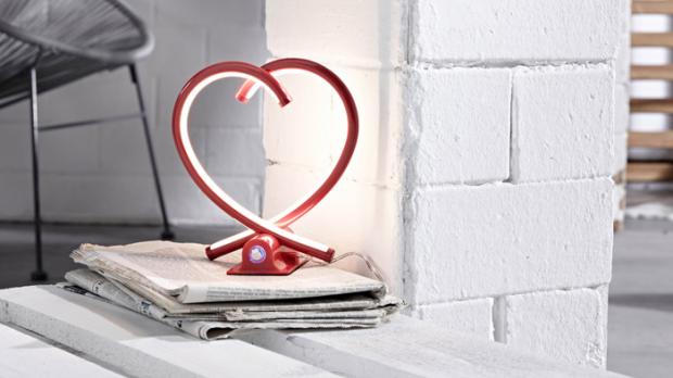 Herzförmige LED-Tischlampe Valentin in Rot von Lampenwelt