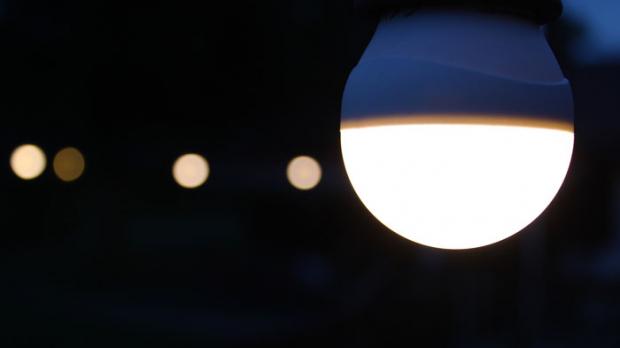 Licht im Sommer: LED-Lampen ziehen weniger Insekten an - HIGHLIGHT
