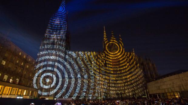 Bewegtbild-Projektion ′Dona nobis pacem′ am Kölner Dom

