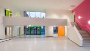 Hell, farbig und klar strukturiert: Der Eingangsbereich vermittelt ein lernfreundliches Schulumfeld.