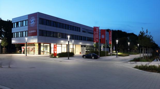 FC-Bayern-Campus mit Beleuchtung von Bergmeister