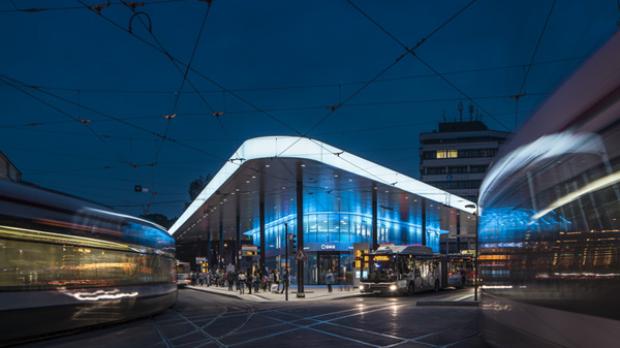 Den Straßenbahn- und Busbahnhof Königsplatz in Augsburg beleuchtete Schlotfeldt Licht mit iGuzzini. Im Gebäudekern wurde Linealuce Compact RGB installiert. Foto: Lothar Reichel
