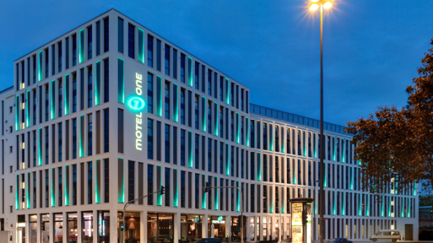 Markante LED-Fassade - Motel One Hotels erhalten neue Außenbeleuchtung