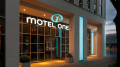 Markante LED-Fassade - Motel One Hotels erhalten neue Außenbeleuchtung