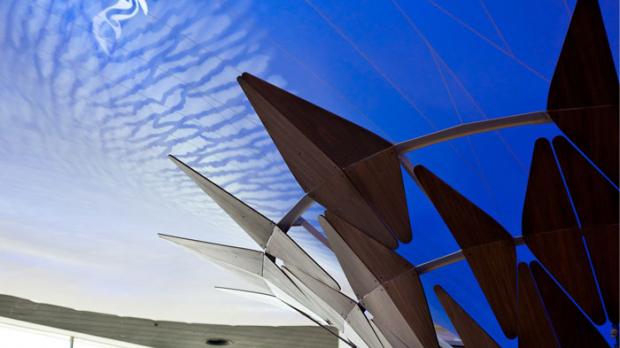 Mit Sefar Architecture Gewebe erwächst am Auckland Airport ein urzeitlicher Baum