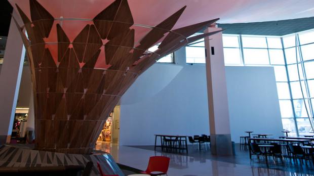 Mit Sefar Architecture Gewebe erwächst am Auckland Airport ein urzeitlicher Baum