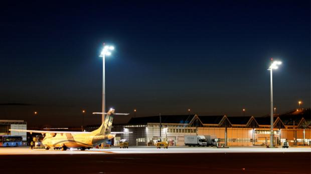 Flughafen München mit Flutlichtern des Models »F32″ und impementierter LED-Technologie von Cree. Foto: Ewo